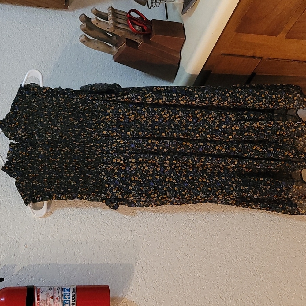 Beautiful Foral Dress - Picture 3 of 3